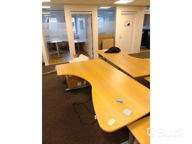 Höj- och sänkbara skrivbord Kinnarps 4st, osäker funktion