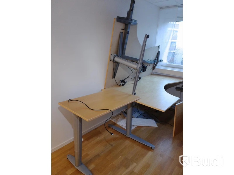 Höj- och sänkbara skrivbord Kinnarps 4st, osäker funktion