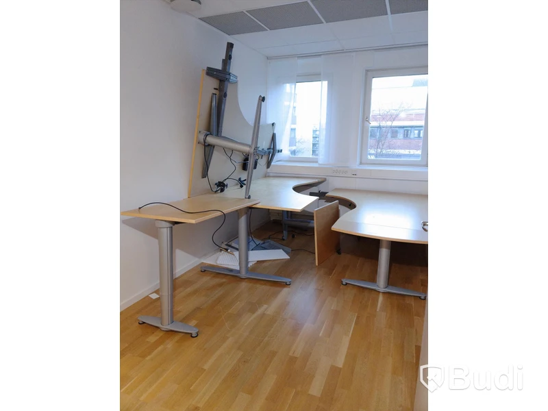 Höj- och sänkbara skrivbord Kinnarps 4st, osäker funktion