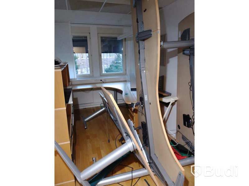 Höj- och sänkbara skrivbord Kinnarps ca 4st samt bokhyllor med jalusiskåp 2st