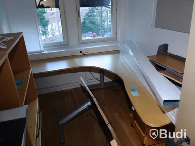 Höj- och sänkbara skrivbord Kinnarps ca 4st samt bokhyllor med jalusiskåp 2st