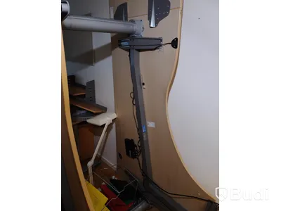 Höj- och sänkbara skrivbord Kinnarps ca 4st samt bokhyllor med jalusiskåp 2st