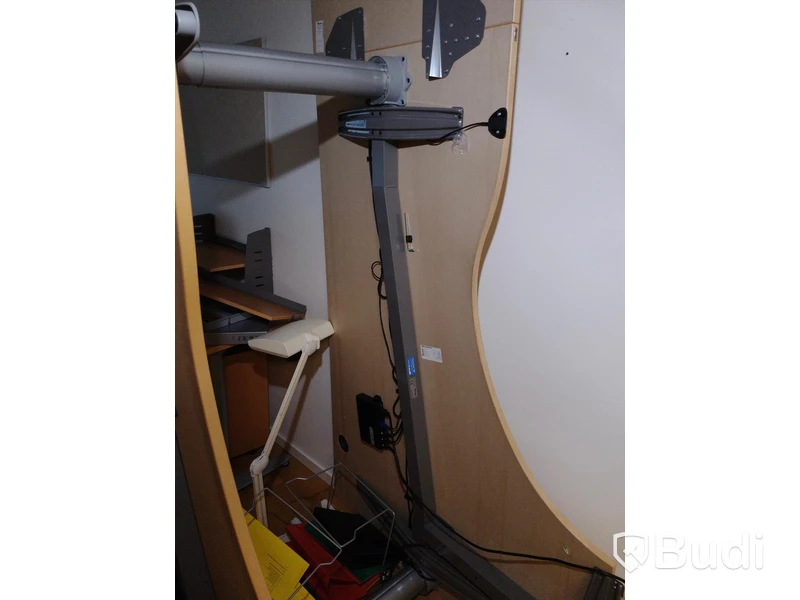 Höj- och sänkbara skrivbord Kinnarps ca 4st samt bokhyllor med jalusiskåp 2st