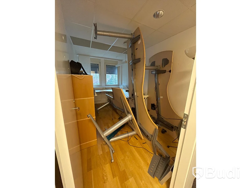 Höj- och sänkbara skrivbord Kinnarps ca 4st samt bokhyllor med jalusiskåp 2st