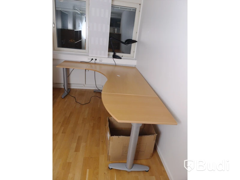 Höj- och sänkbart skrivbord Kinnarps 240x180 cm, osäker funktion