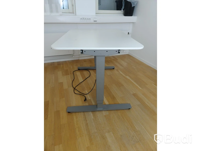 Höj- och sänkbart skrivbord