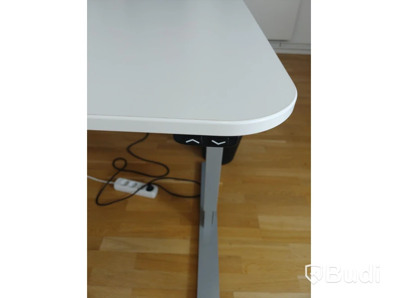 Höj- och sänkbart skrivbord