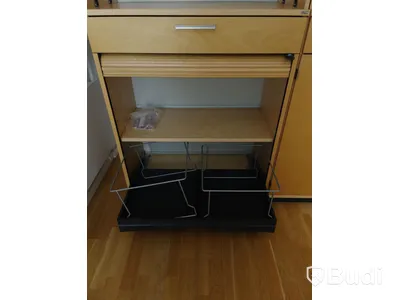 Bokhylla med låsbart jalusiskåp