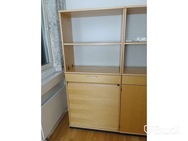 Bokhylla med låsbart jalusiskåp