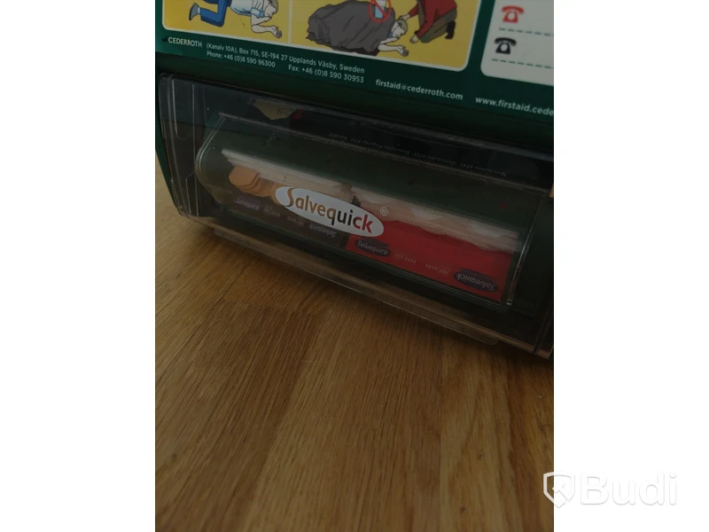 Första hjälpen-skåp - Cederroth, saknas delvis material.