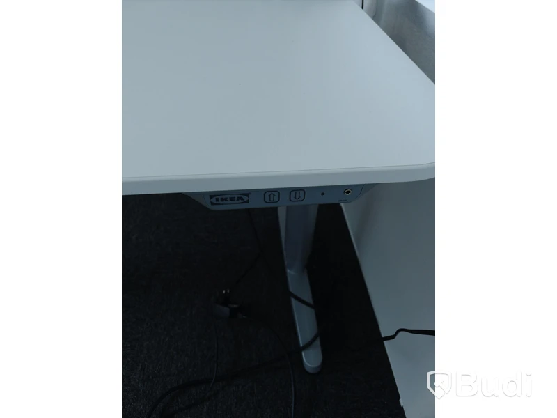 Höj- och sänkbart skrivbord - Ikea GALANT, inkl skrivbordslampa.