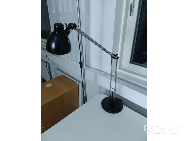Höj- och sänkbart skrivbord - Ikea GALANT, inkl skrivbordslampa.