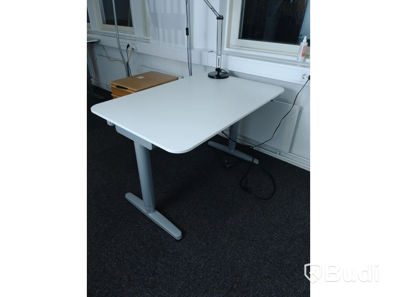Höj- och sänkbart skrivbord - Ikea GALANT, inkl skrivbordslampa.