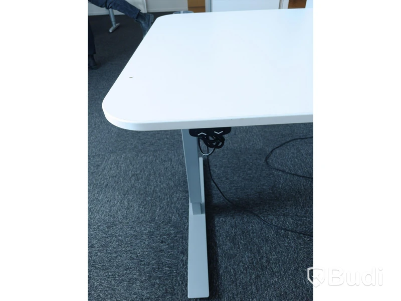 Höj- och sänkbart skrivbord - Ikea BEKANT, inkl skrivbordslampa.