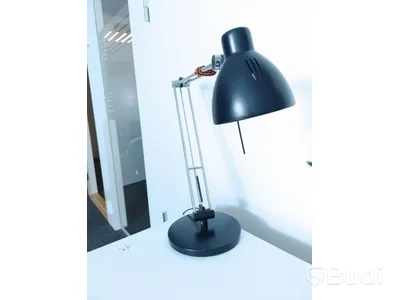 Höj- och sänkbart skrivbord - Ikea BEKANT, inkl skrivbordslampa.