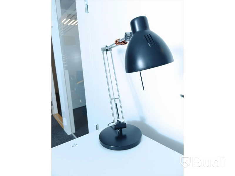 Höj- och sänkbart skrivbord - Ikea BEKANT, inkl skrivbordslampa.