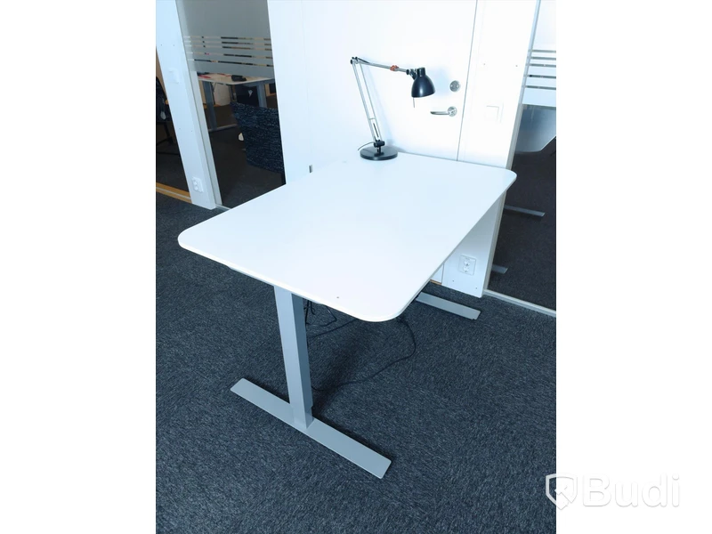 Höj- och sänkbart skrivbord - Ikea BEKANT, inkl skrivbordslampa.