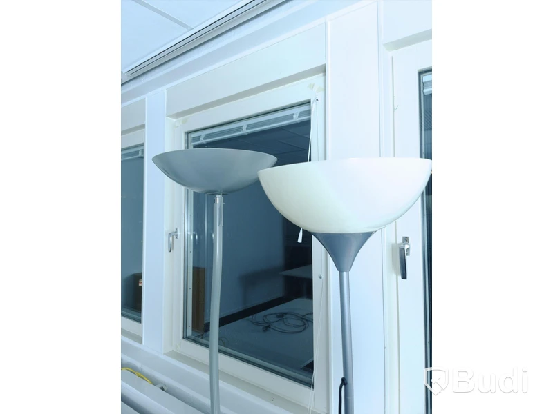 Golvlampa - 2 st. Grå, dimmer och funktionstestad. Vit ej funktionstestad.