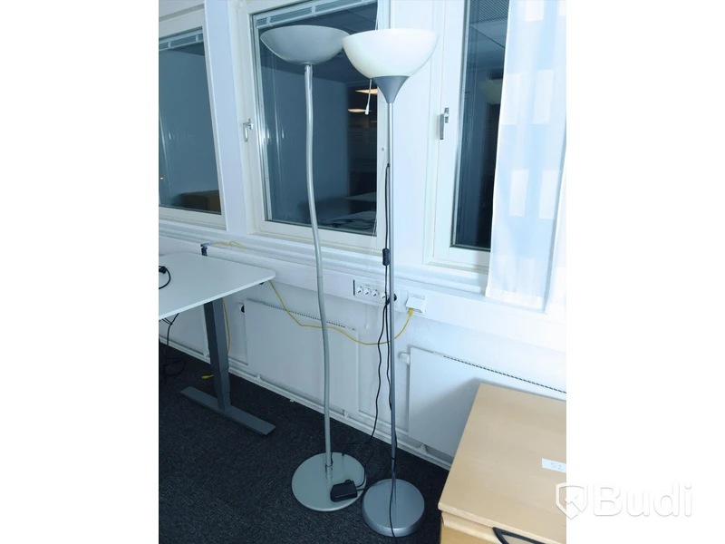 Golvlampa - 2 st. Grå, dimmer och funktionstestad. Vit ej funktionstestad.