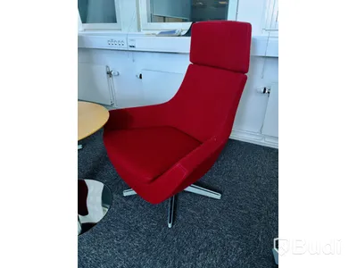Loungemöbler - 2 st fåtöljer; Swedese, vinröd, textil och metall, samt; 1 st. bord (trä och metall).