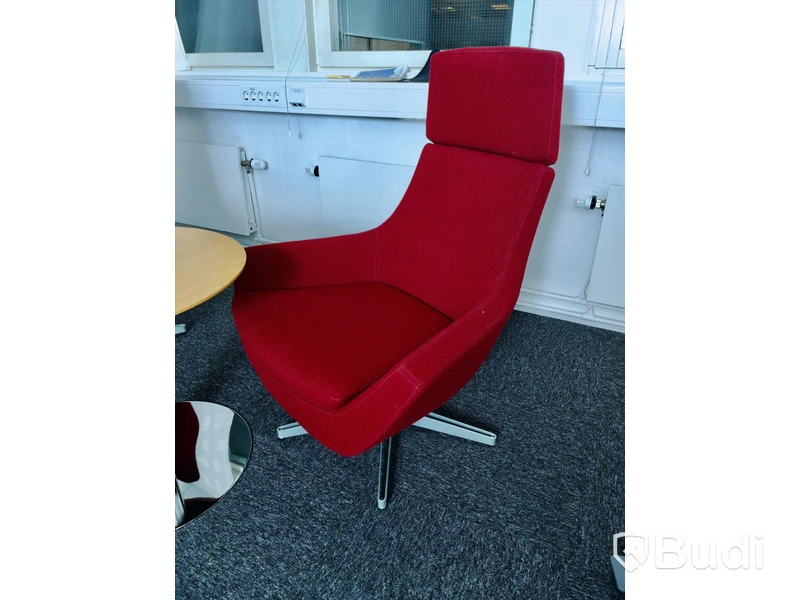Loungemöbler - 2 st fåtöljer; Swedese, vinröd, textil och metall, samt; 1 st. bord (trä och metall).