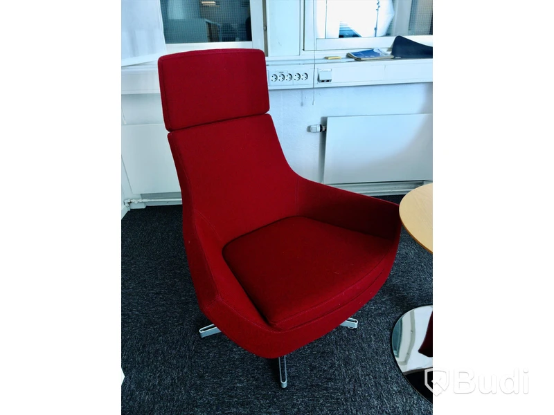 Loungemöbler - 2 st fåtöljer; Swedese, vinröd, textil och metall, samt; 1 st. bord (trä och metall).