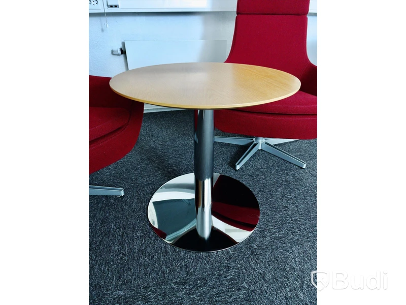 Loungemöbler - 2 st fåtöljer; Swedese, vinröd, textil och metall, samt; 1 st. bord (trä och metall).