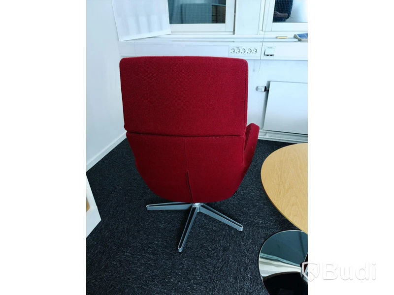 Loungemöbler - 2 st fåtöljer; Swedese, vinröd, textil och metall, samt; 1 st. bord (trä och metall).