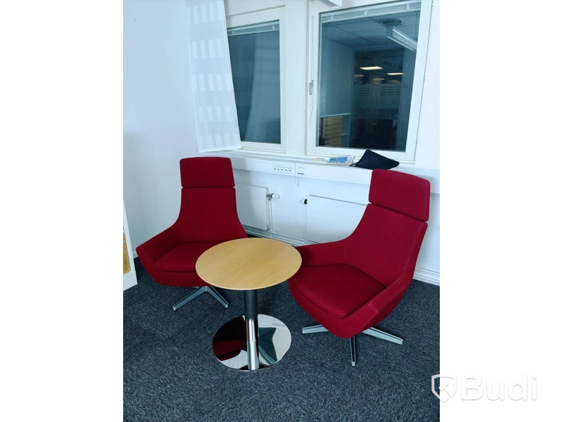 Loungemöbler - 2 st fåtöljer; Swedese, vinröd, textil och metall, samt; 1 st. bord (trä och metall).