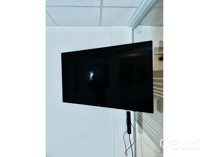 TV - Philips, 50”, inkl fjärrkontroll och väggfäste.