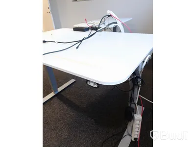 Höj- och sänkbart skrivbord - Ikea, BEKANT, inkl Thinkpad hub och div sladdar.  Funktionstestad.