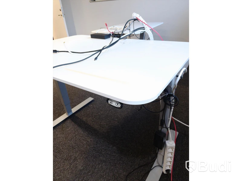 Höj- och sänkbart skrivbord - Ikea, BEKANT, inkl Thinkpad hub och div sladdar.  Funktionstestad.
