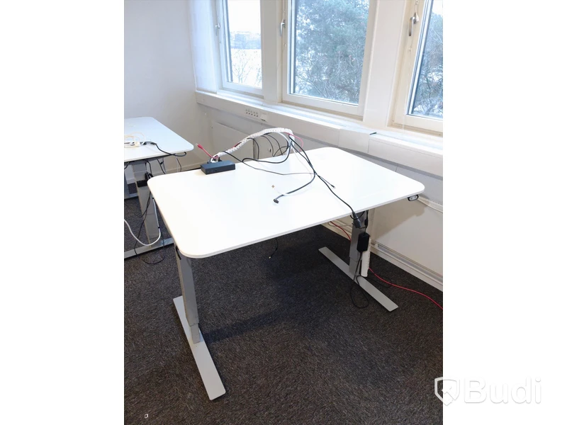 Höj- och sänkbart skrivbord - Ikea, BEKANT, inkl Thinkpad hub och div sladdar.  Funktionstestad.