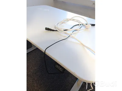 Höj- och sänkbart skrivbord - Ikea, BEKANT, inkl div sladdar.  Funktionstestad.
