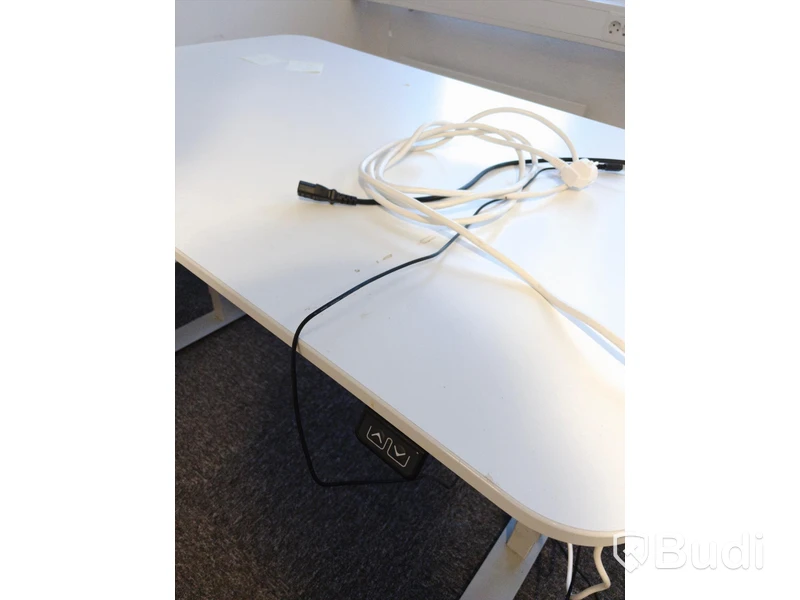 Höj- och sänkbart skrivbord - Ikea, BEKANT, inkl div sladdar.  Funktionstestad.