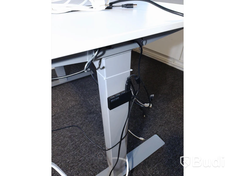Höj- och sänkbart skrivbord - Ikea, BEKANT, inkl div sladdar.  Funktionstestad.