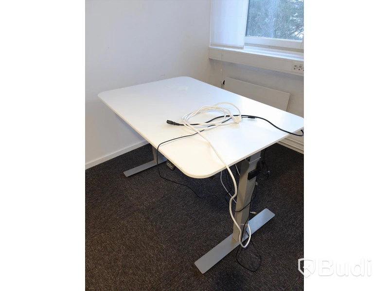 Höj- och sänkbart skrivbord - Ikea, BEKANT, inkl div sladdar.  Funktionstestad.