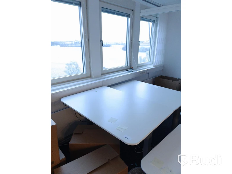 Höj- och sänkbart skrivbord -  Troligen defekt.