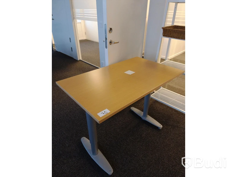 Manuellt höj- och sänkbart skrivbord -