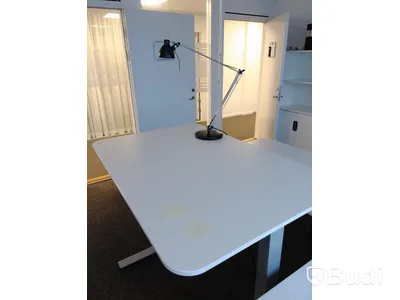 Höj- och sänkbart skrivbord inkl skrivbordslampa -  Funktionstestad.