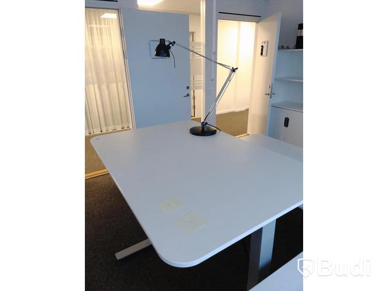 Höj- och sänkbart skrivbord inkl skrivbordslampa -  Funktionstestad.