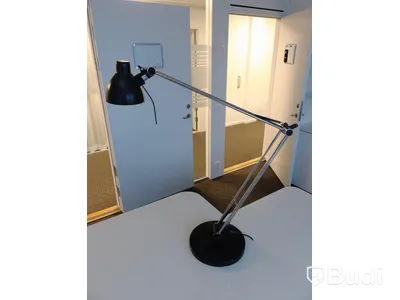 Höj- och sänkbart skrivbord inkl skrivbordslampa -  Funktionstestad.