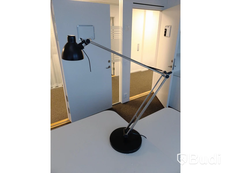 Höj- och sänkbart skrivbord inkl skrivbordslampa -  Funktionstestad.