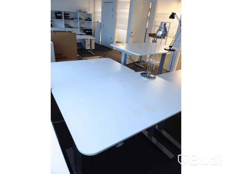 Höj- och sänkbart skrivbord inkl skrivbordslampa -  Troligen defekt.