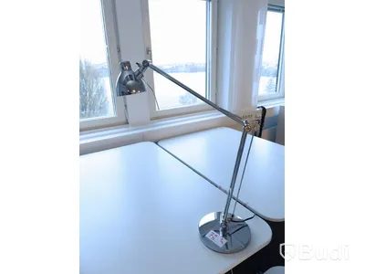 Höj- och sänkbart skrivbord inkl skrivbordslampa -  Troligen defekt.