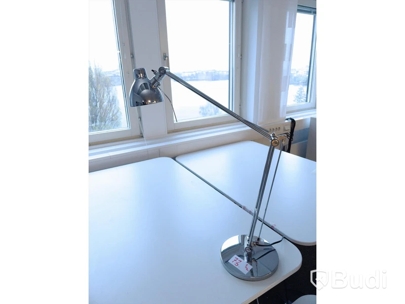 Höj- och sänkbart skrivbord inkl skrivbordslampa -  Troligen defekt.
