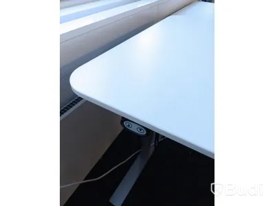 Höj- och sänkbart skrivbord inkl skrivbordslampa -  Troligen defekt.