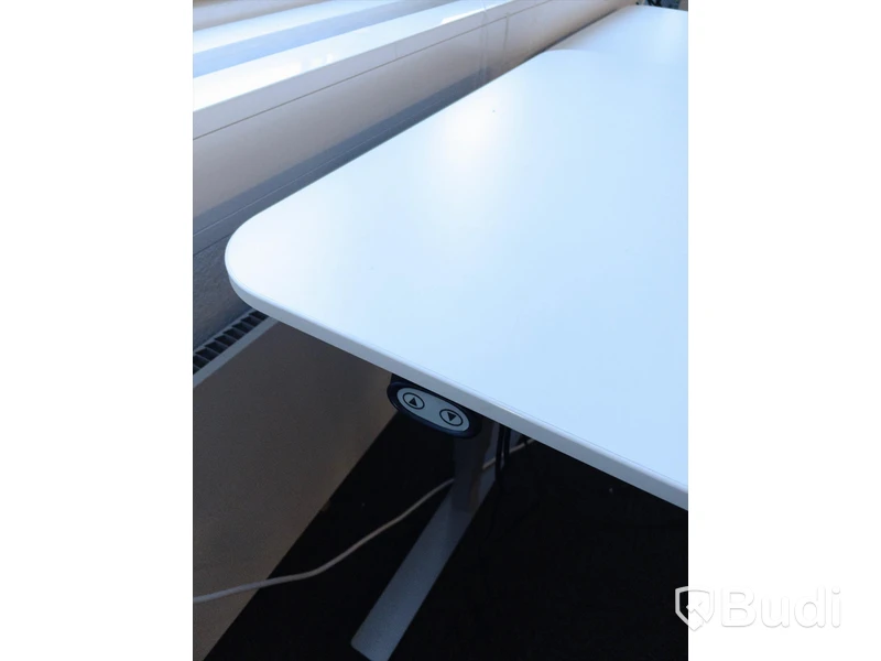 Höj- och sänkbart skrivbord inkl skrivbordslampa -  Troligen defekt.