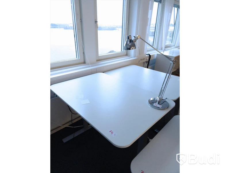 Höj- och sänkbart skrivbord inkl skrivbordslampa -  Troligen defekt.