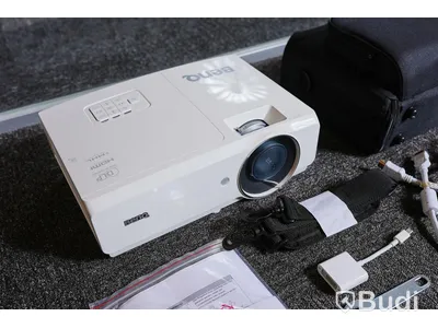 Projektor - Benq Digital projector MW727. Inkl. skyddsväska, sladdar (HDMI, strömkabel, bildkabel och adapter).
